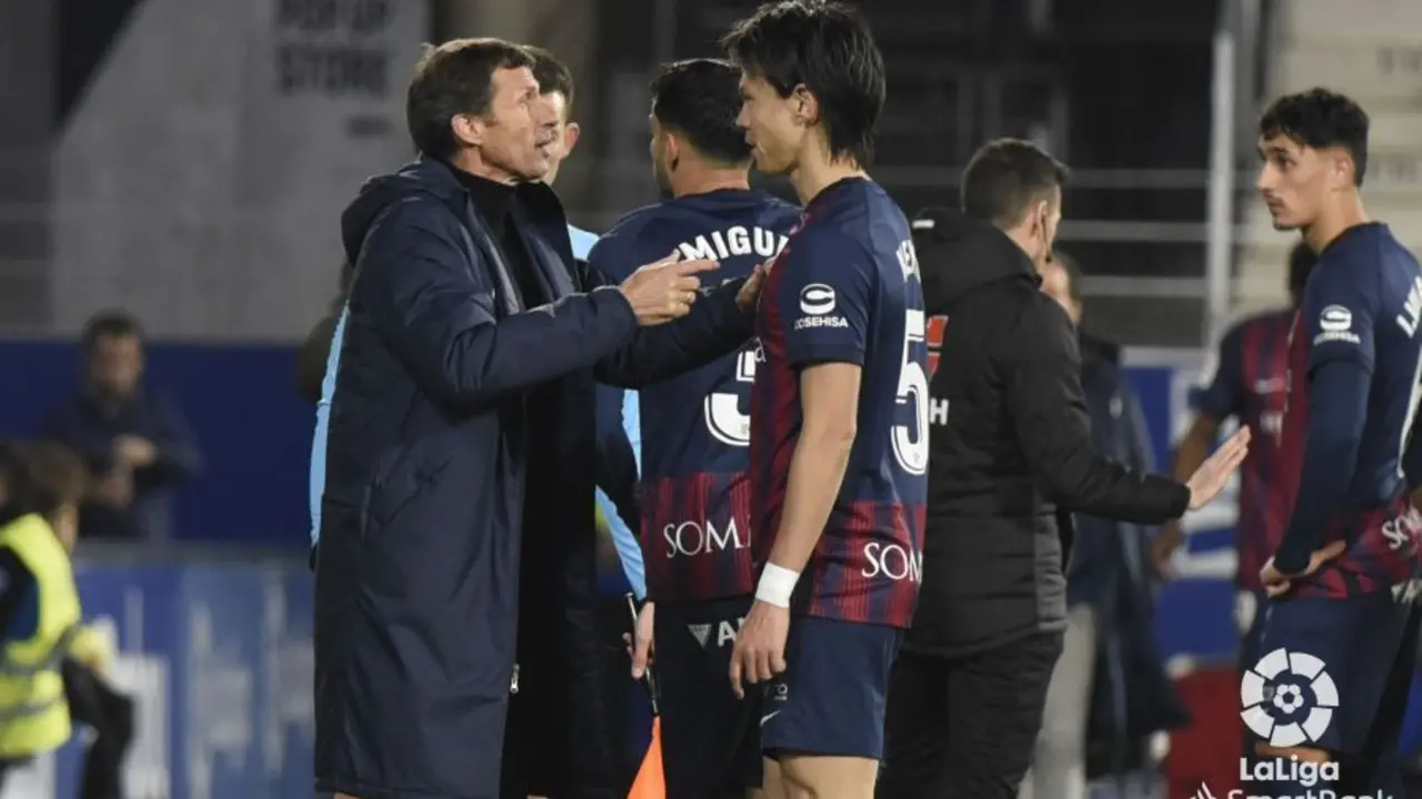 Ziganda dando instrucciones a Kento | Foto: LaLiga