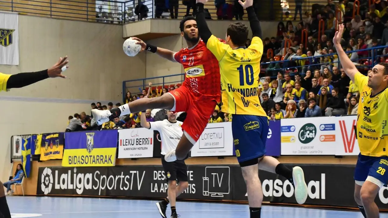 Frank Cordi&eacute;s lanza a la porter&iacute;a en el partido que el Bada Huesca jug&oacute; la pasada temporada en Ir&uacute;n contra Bidasoa. Foto: Arrate Morales