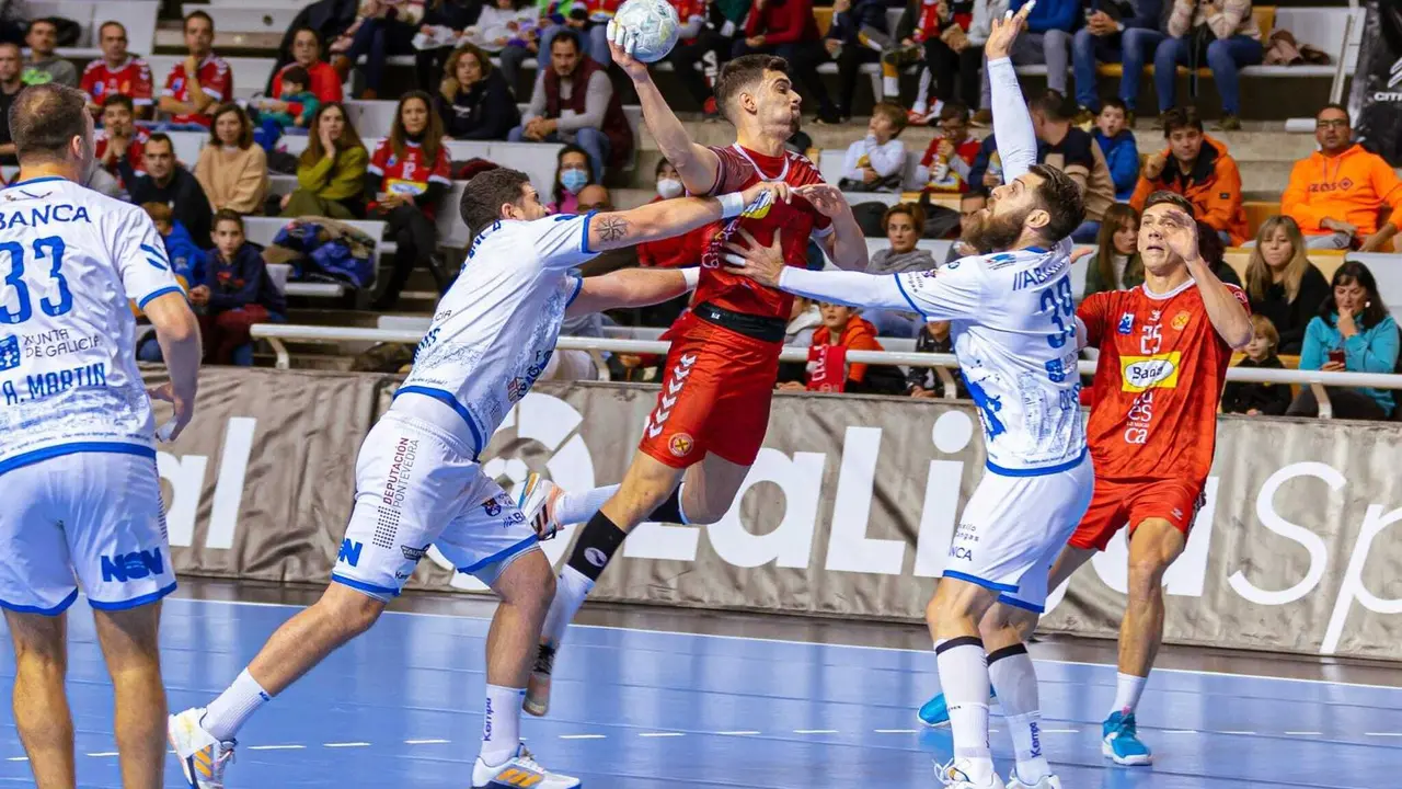 Miguel Malo busca zafarse de la dura defensa de Cangas. Foto: Andrey Sapizhak