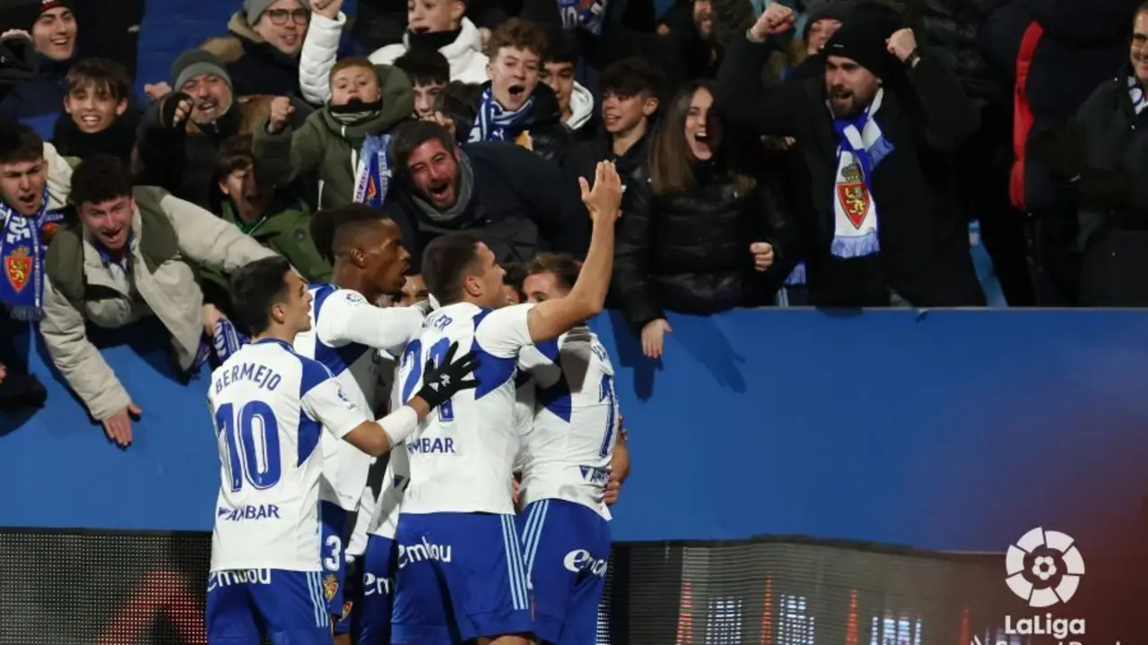 Jugadores del Zaragoza celebran uno de los goles de la primera parte en el derbi contra el Huesca. Foto: LaLiga