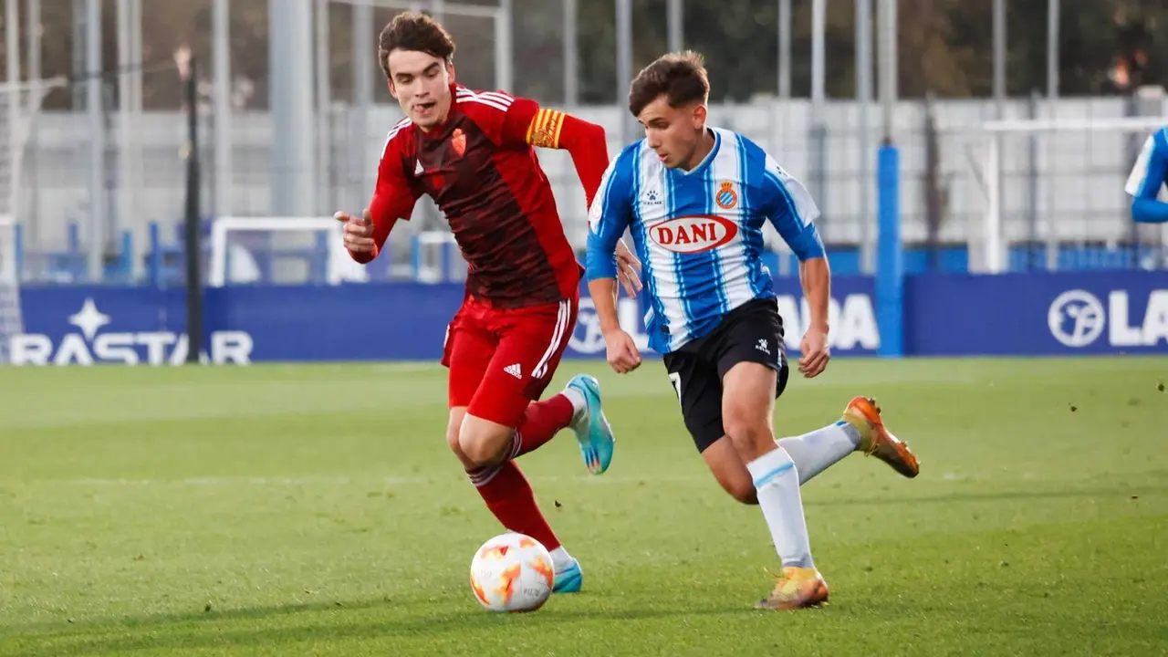 Chema Aragu&eacute;s pugnando por el bal&oacute;n con un futbolista del RCD Espanyol. | Foto: RCD Espanyol.