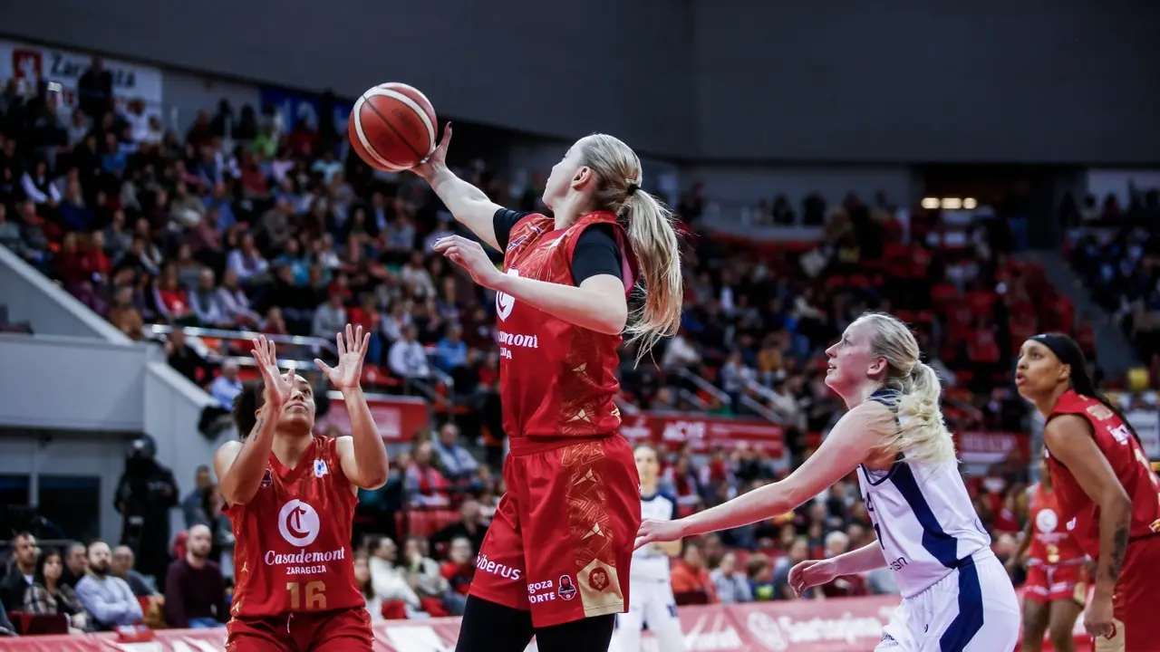 Laura Zelnyte recibe un bal&oacute;n ante el Legan&eacute;s | Foto: Esther Casas / Casademont Zaragoza