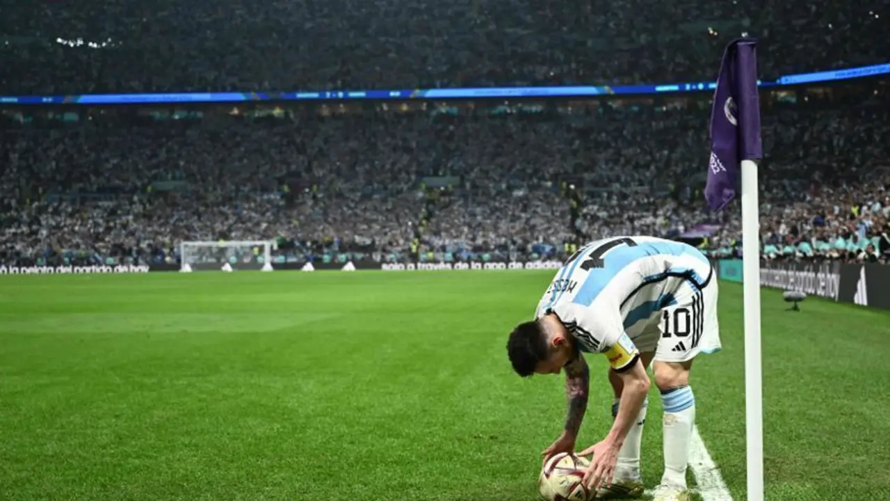 Messi prepara un c&oacute;rner en las semifinales ante Croacia | Foto: AFP / Jewel Semed