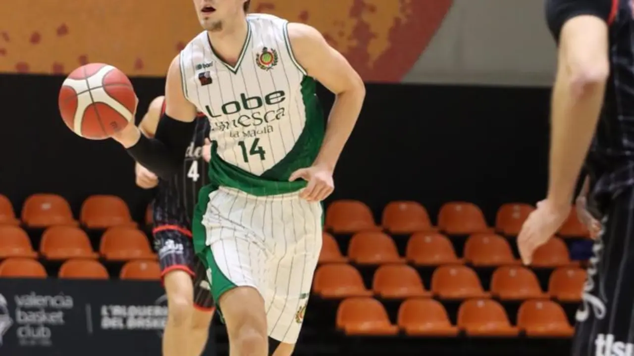 Pavle Stosic conduce el juego del Pe&ntilde;as en la importante victoria en Valencia. Foto: Cedida