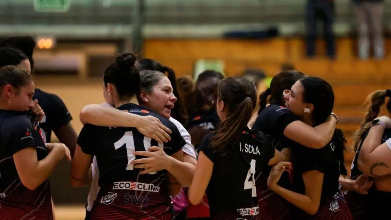 Las jugadoras del Sch&auml;r Colores se abrazan tras el triunfo en Basauri