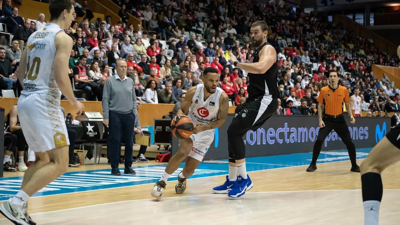 Chris Wright entra a canasta ante la mirada de Marc Gasol | Foto: S. Geron&eacute;s