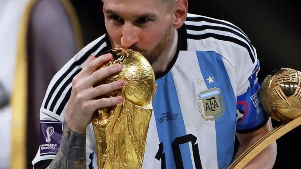 Leo Messi besa la Copa que tanto le cost&oacute; ganar | Foto: Agencias