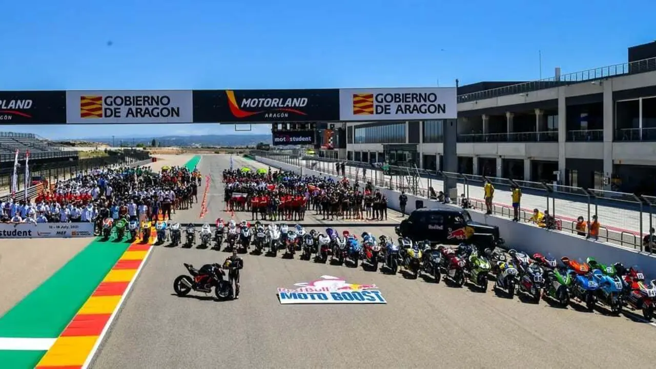 Foto de familia de una anterior edici&oacute;n en la que los universitarios expusieron sobre el asfalto su innovaci&oacute;n en motores. Foto: MotorLand