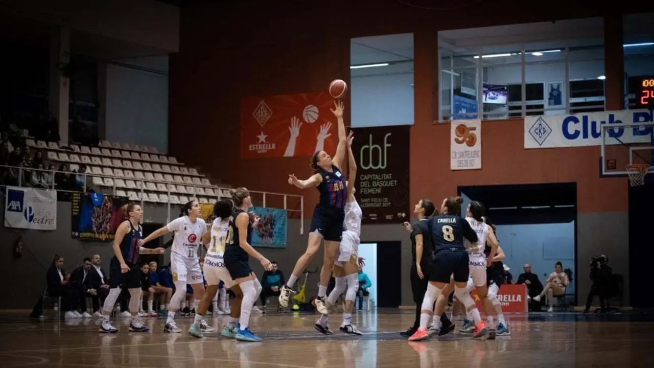 Salto inicial en el partido disputado en Barcelona | Foto: Albert Armengol