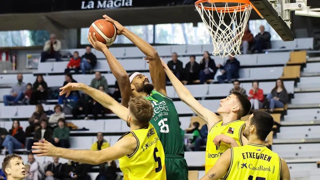 N'Guessan, en l a imagen, volver&aacute; a ser un jugador capital para el Pe&ntilde;as que buscar&aacute; un triunfo en tierras valencianas. Foto: Cedida