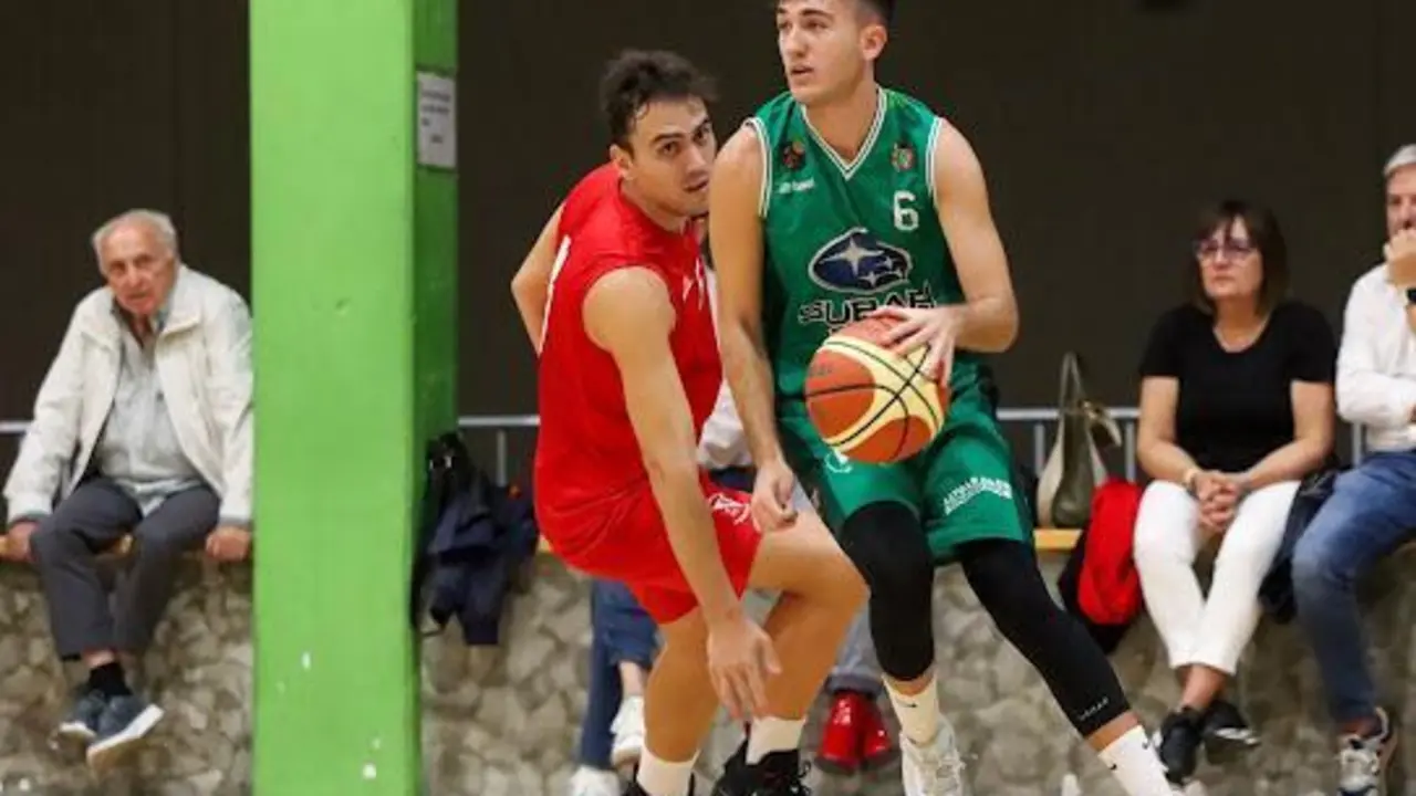 &Aacute;lex Fern&aacute;ndez, subiendo el bal&oacute;n en un partido con el filial, ya ha debutado con el primer equipo del Pe&ntilde;as. Foto: Cedida