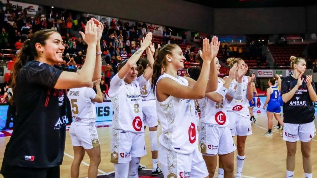 El equipo celebra una victoria europea esta temporada | Foto: Esther Casas / Casademont Zaragoza