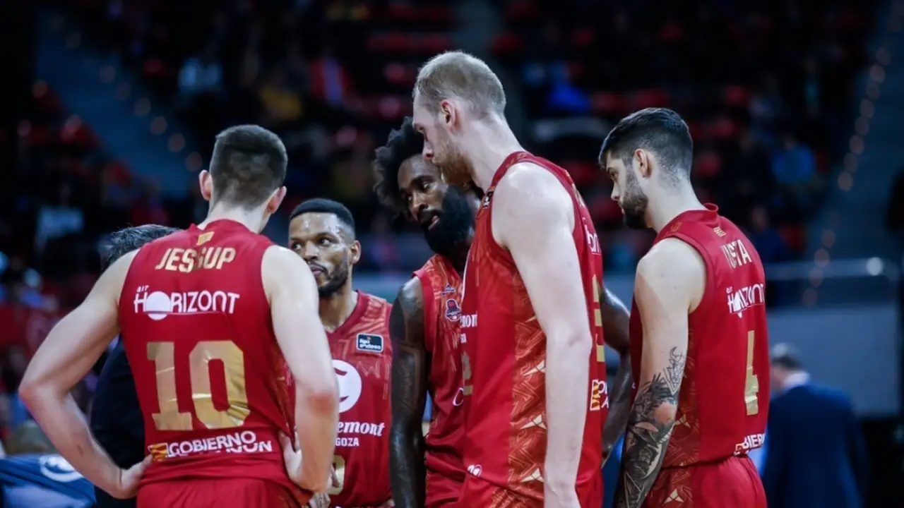 Los jugadores se lamentan de la derrota ante Breog&aacute;n | Foto: Esther Casas / Casademont Zaragoza