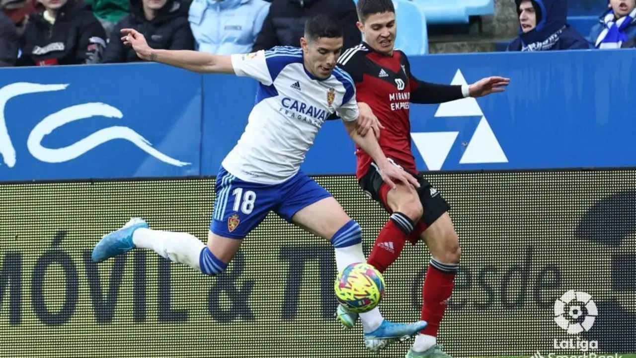 Fran G&aacute;mez en un duelo individual ante &Oacute;scar Pinchi, en el Zaragoza vs Mirand&eacute;s | Foto: La Liga