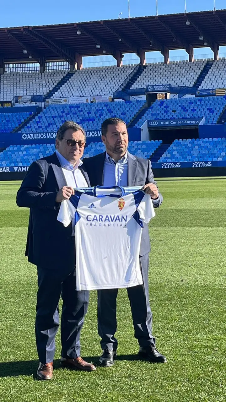 Juan Carlos Cordero, junto a Ra&uacute;l Sanlleh&iacute; en el c&eacute;sped de La Romareda | Foto: Sportaragon / Sergio Pardos