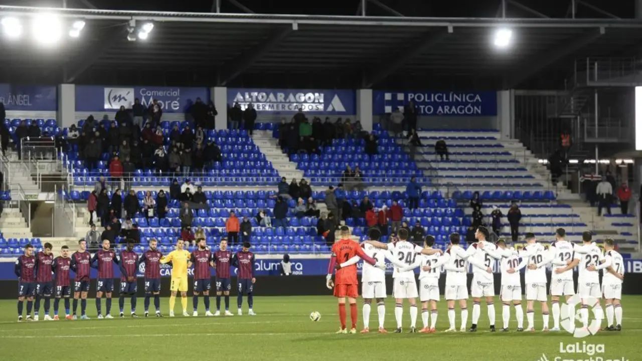 Minuto de silencio por el fallecimiento de Pel&eacute;, previo al Huesca-Albacete. Foto: La Liga. 