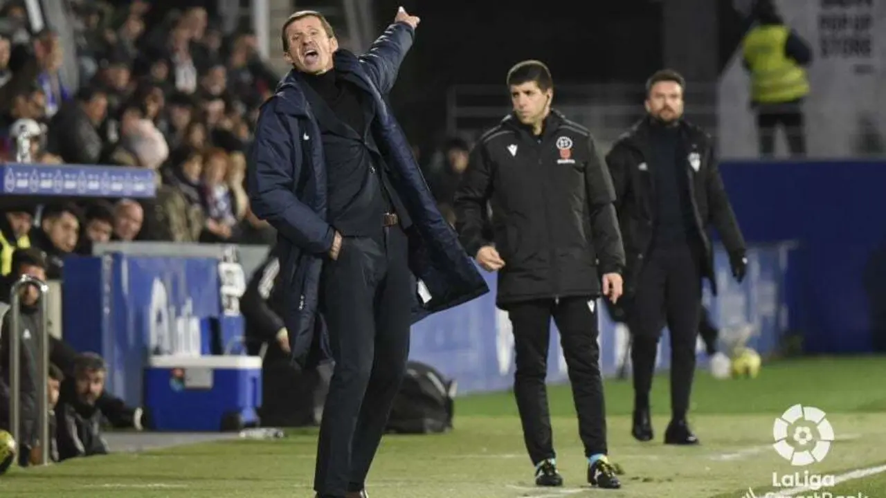 El 'Cuco' Ziganda, tenso, en el Huesca - Albacete. Foto: La Liga. 