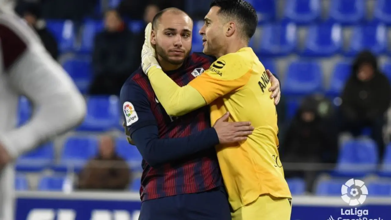 Andr&eacute;s felicita a J&eacute;r&eacute;my, cuya cara es fiel reflejo del f&uacute;tbol visto en El Alcoraz contra el Albacete. Foto: LaLiga 