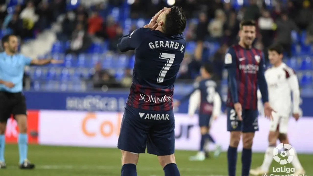 Gerard Valent&iacute;n se lamenta en una acci&oacute;n del Huesca Albacete en El Alcoraz. Foto: LaLiga