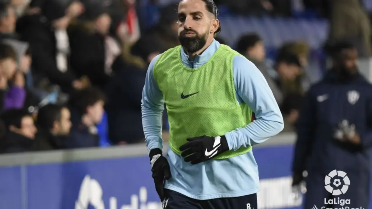 Marc Mateu calienta en la banda antes de saltar al campo en el Huesca - Albacete | Foto: LFP