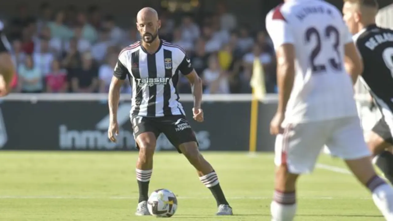 Mikel Rico en una acci&oacute;n con el Cartagena. Foto: La Verdad. 