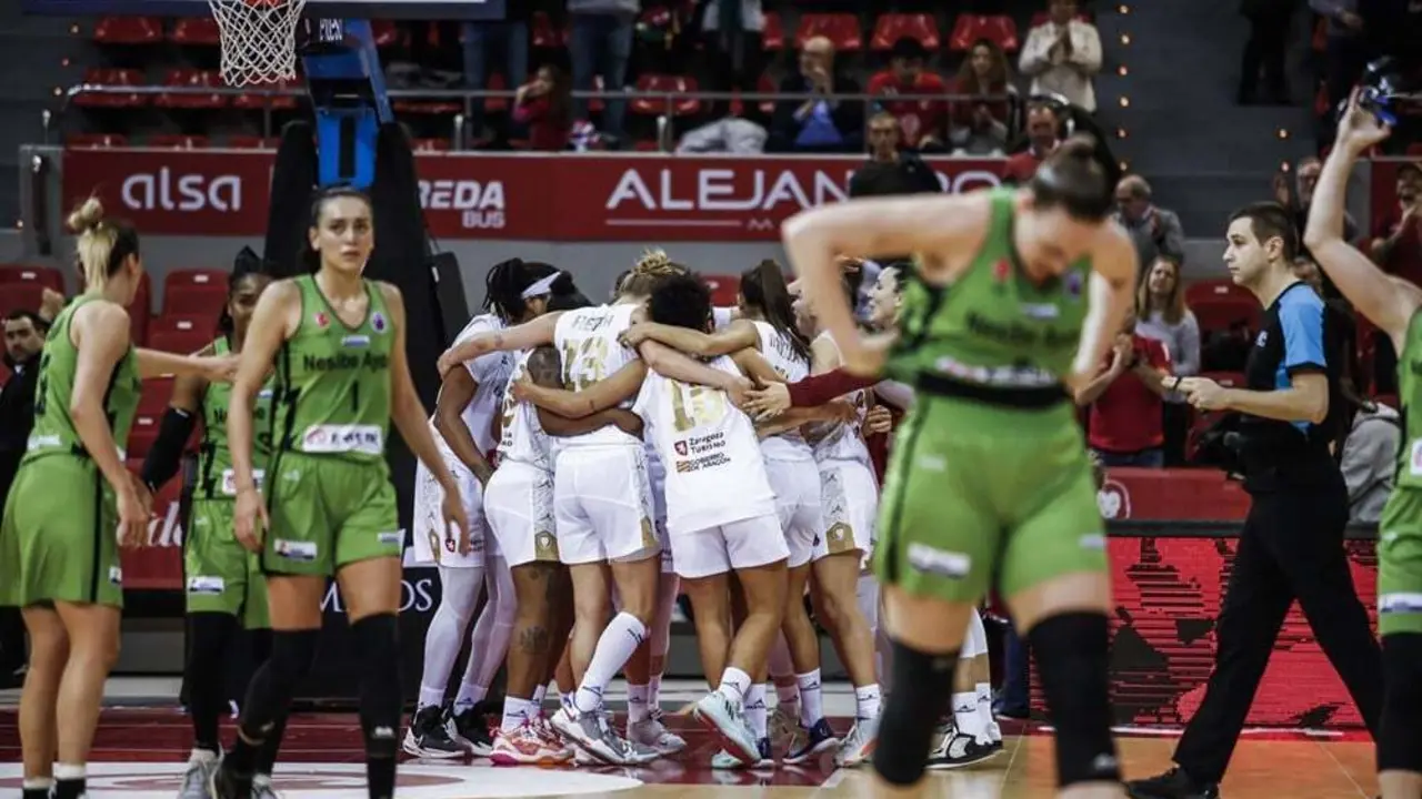 Casademont Zaragoza celebra -de fondo- ante la desolaci&oacute;n turca | Foto: FIBA