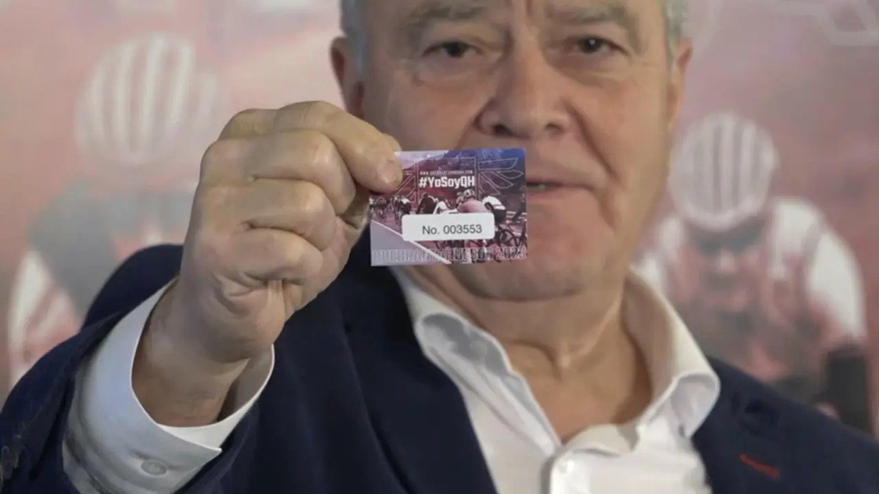Miguel Gracia, presidente de la DPH, sostiene el n&uacute;mero agraciado en el sorteo de la Quebrantahuesos. Foto: Cedida