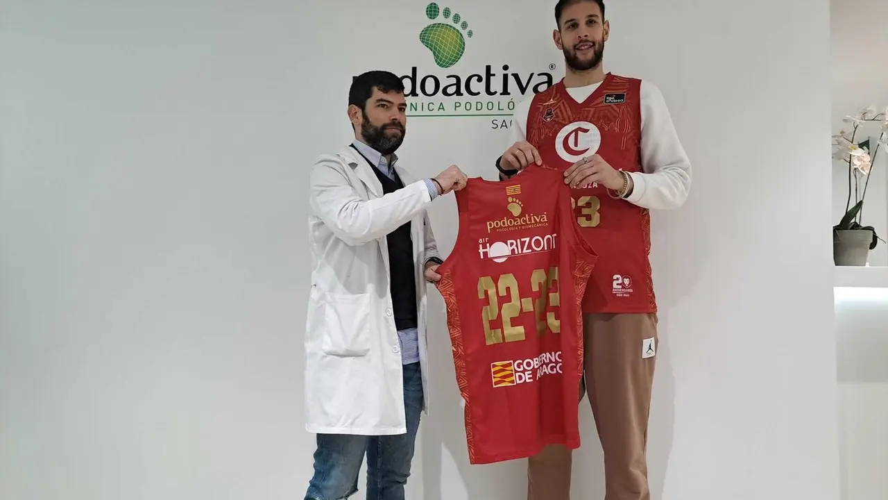 Carlos Mart&iacute;n e Iv&aacute;n Cruz, tras la firma del acuerdo entre Podoactiva y casademont. Foto: Cedida