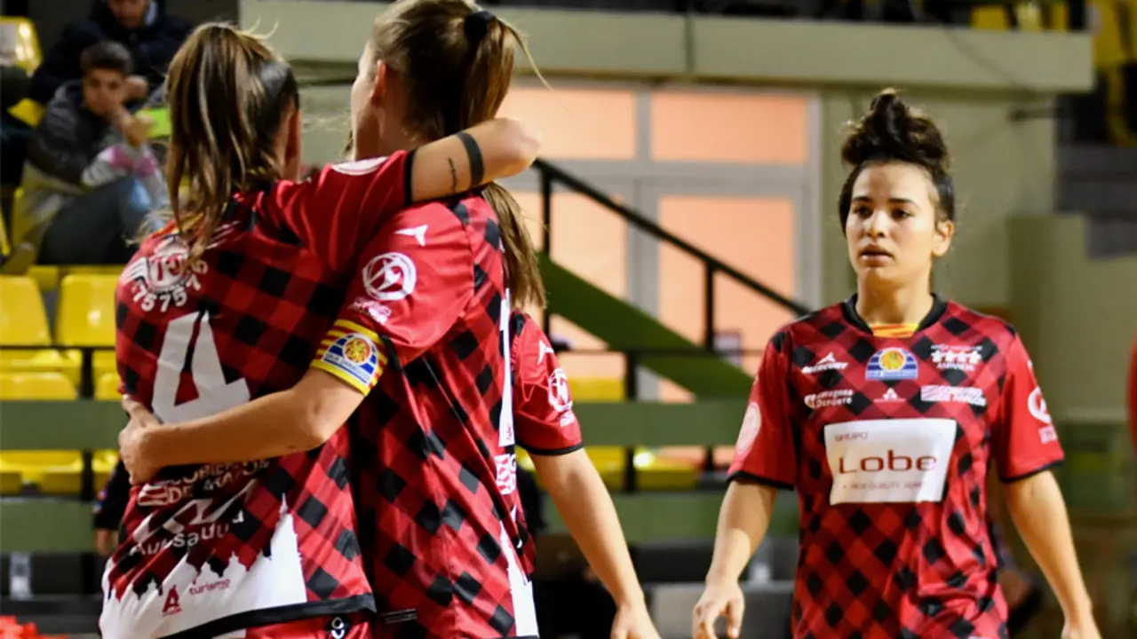 Las jugadoras celebran uno de los goles