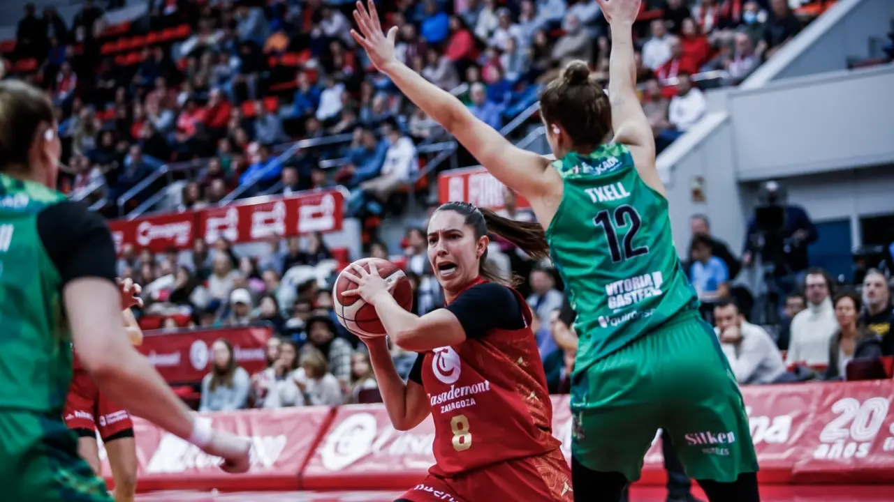 Lara Gonz&aacute;lez trata de entrar a canasta | Foto: Esther Casas / Casademont Zaragoza