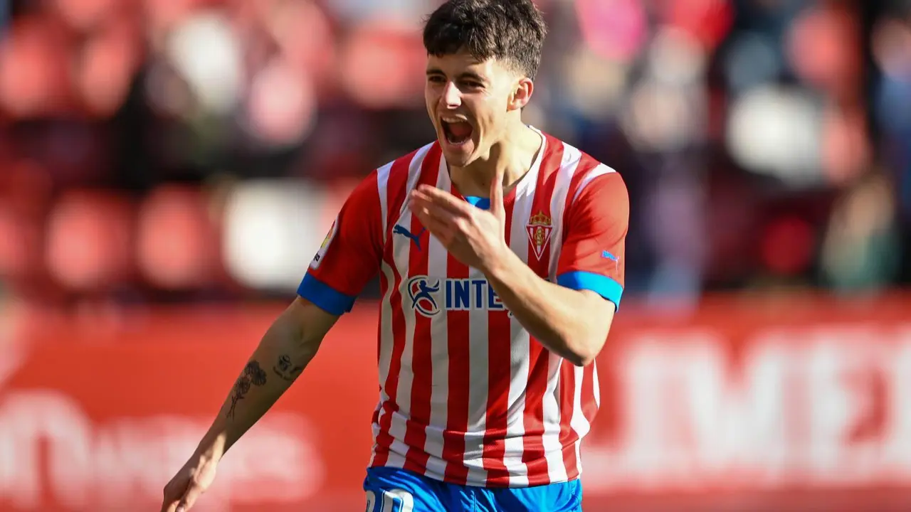 Queipo, autor del &uacute;nico gol del encuentro, celebrando el tanto. | Foto: Sporting de Gij&oacute;n
