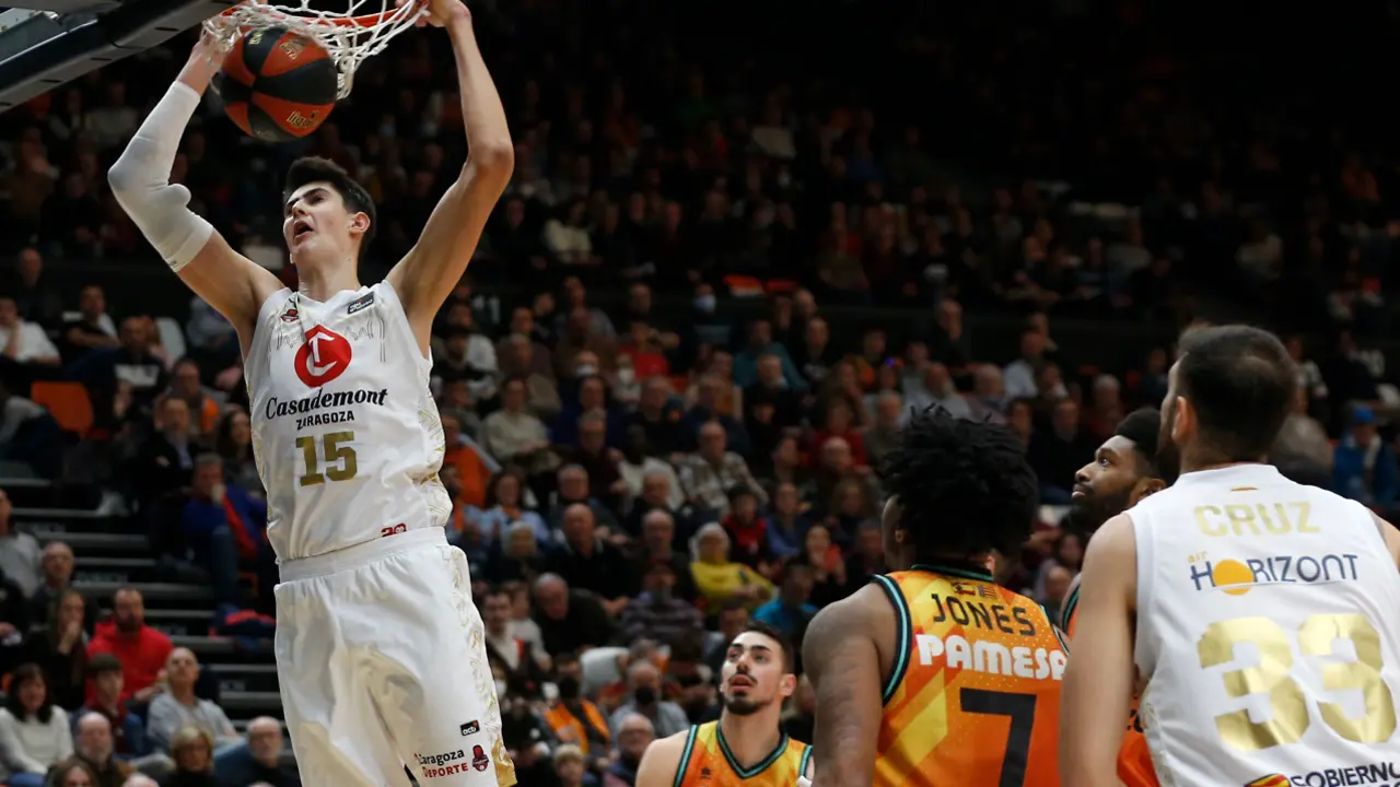 Aday Mara haciendo un mate en la Fonteta ante Valencia Basket, Fotograf&iacute;a de Miguel &Aacute;ngel Polo.
