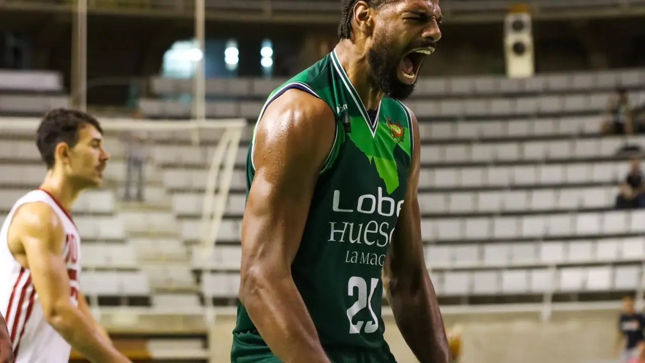 Lukas N'Guessam celebra una acci&oacute;n en el Palacio | Foto: Lobe Huesca