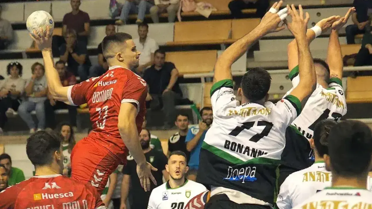 Mosquera busca lanzamiento entre la defensa de Anaitasuna en el partido de la pasada temporada en el Palacio. Foto: C.Pascual