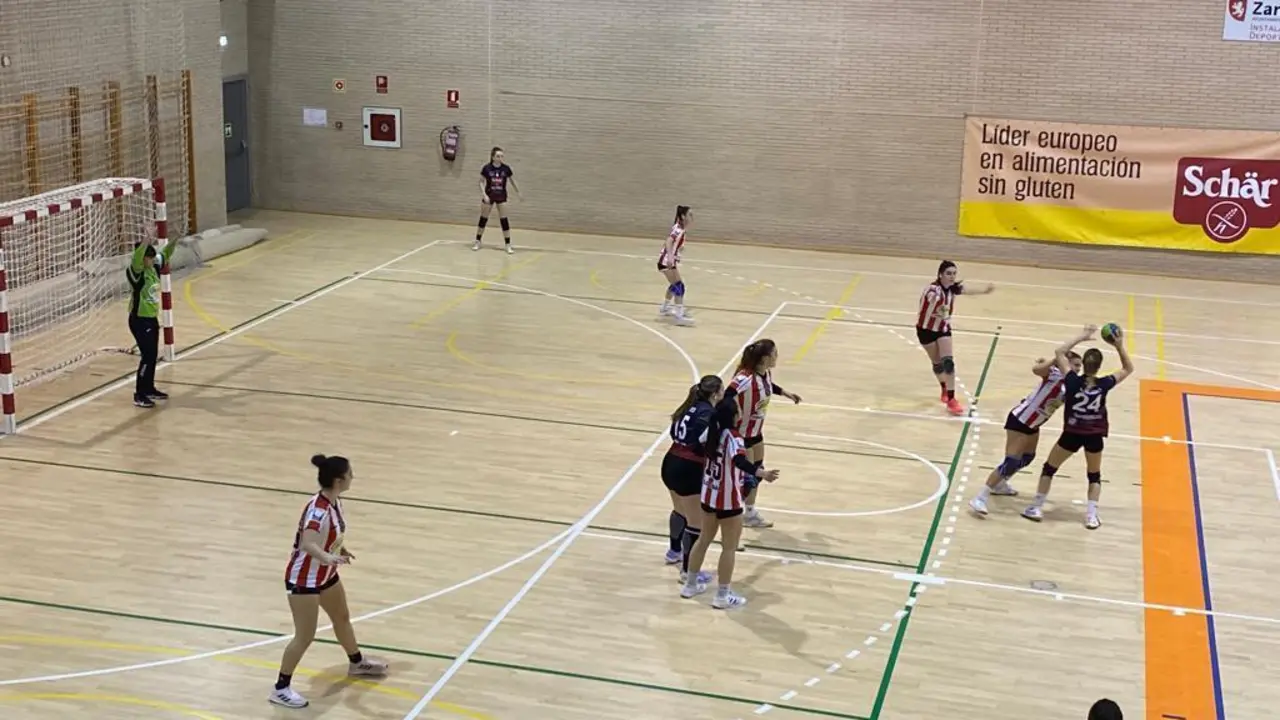 Alba Rubio sostiene un bal&oacute;n ante la presi&oacute;n vasca | Foto: Sch&auml;r Colores Zaragoza