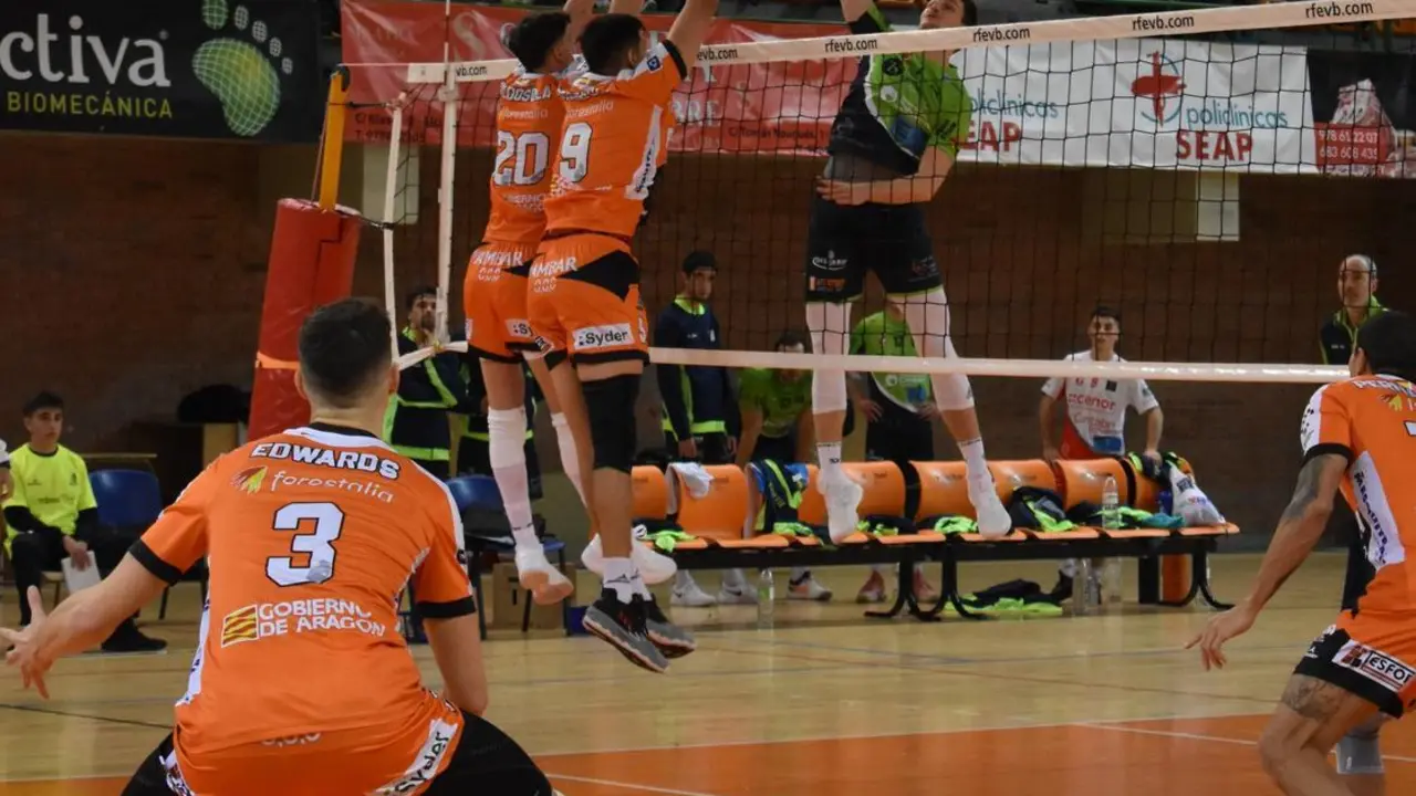 Dos jugadores del Teruel buscan bloquear el lanzamiento de un jugador del equipo c&aacute;ntabro. Foto: Cedida
