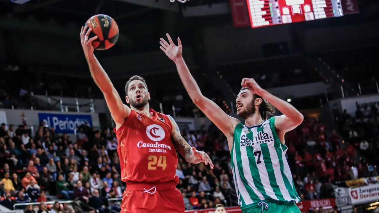 Stefan Jovic culmina una bandeja | Foto: Esther Casas / Casademont Zaragoza