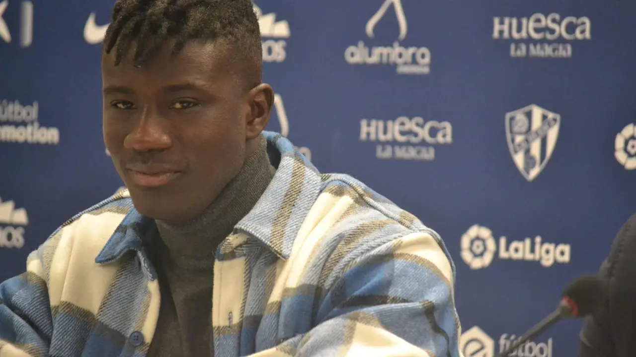 Samuel Oben en la rueda de prensa como jugador de la SD Huesca. Foto: Sportaragon