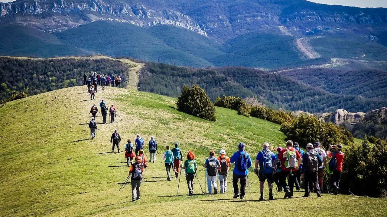 Senderistas durante una de la salidas donde combinar el turismo, la cltura y el deporte que sirven para conocer mejor Arag&oacute;n. Foto: FAM