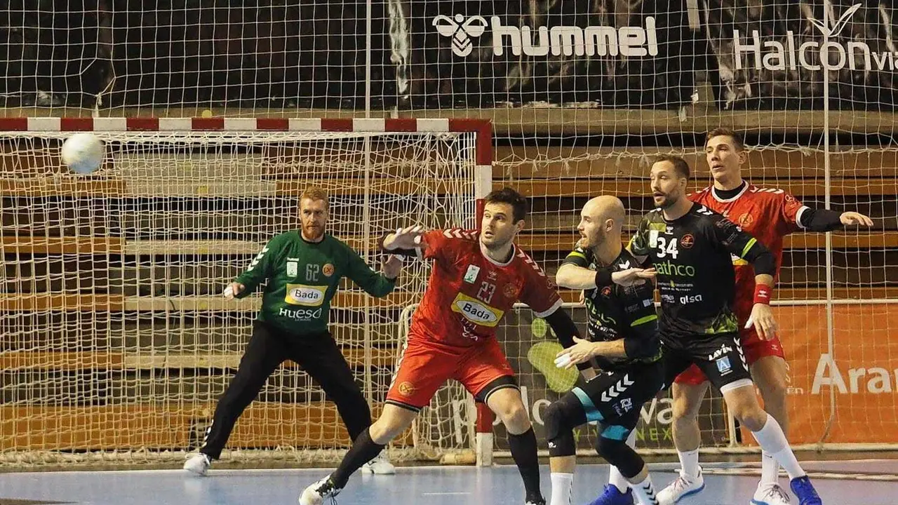 El grran partido de Ter&ccedil;ariol en porter&iacute;a no sirvi&oacute; para que Bada Huesca ganara a Torrelavega. Footo: C.Pascual