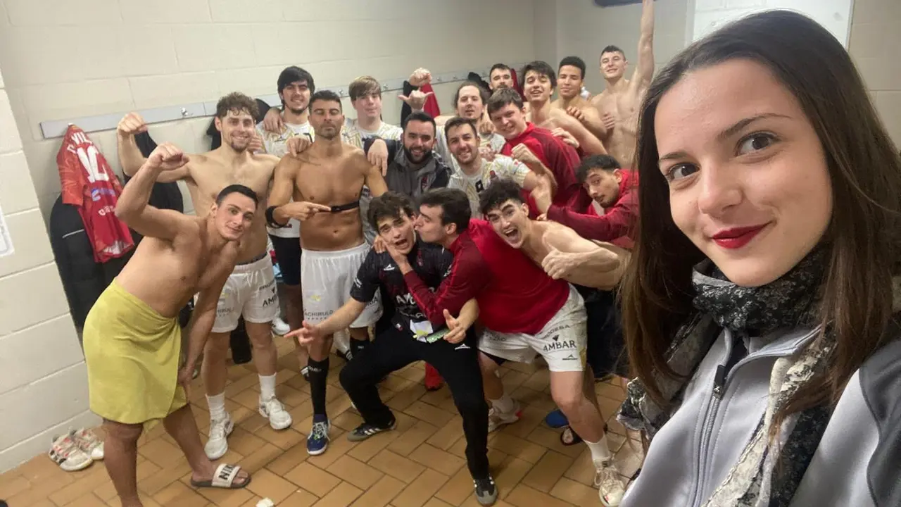El equipo de Casademont Zaragoza celebra el triunfo | Foto: @ZaragozaBM