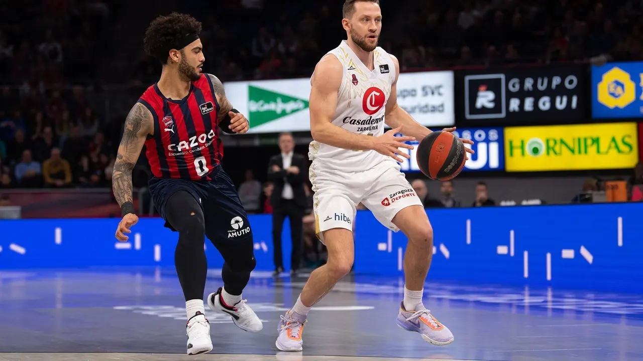 Ponitka ante Markus Howard en la derrota en Vitoria | Foto: A. Bouzo