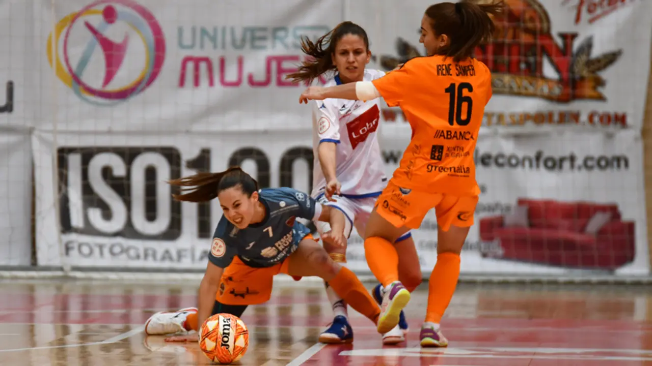 Laura Boix pugna por el bal&oacute;n ante dos rivales | Foto: Sala Zaragoza