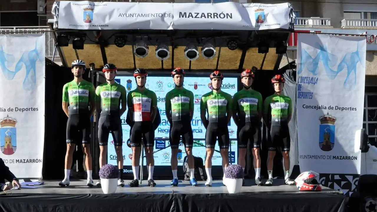 Imagen de los siete ciclistas del CC Oscense que participaron en la ronda murciana. Foto: Cedida