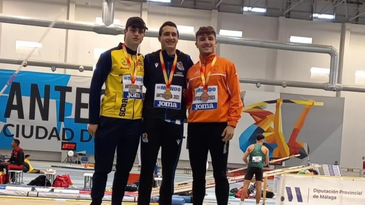 Makel Fern&aacute;ndez, a la izquierda de la imagen, firm&oacute;  la plata en el 400 en una gran carrera. Foto: Cedida