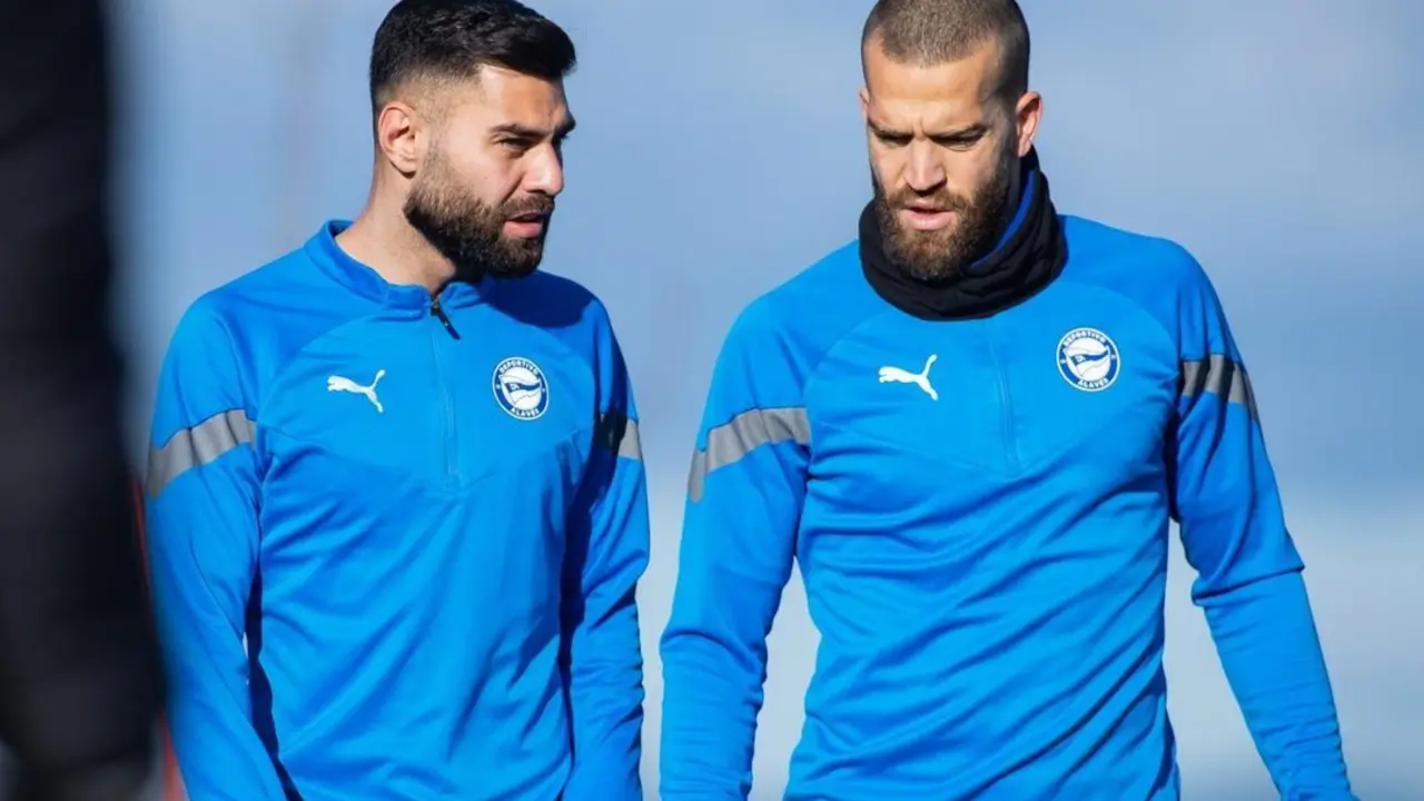 V&iacute;ctor Laguardia y Rub&eacute;n Duarte en un entrenamiento con el Deportivo Alav&eacute;s esta semana. | Foto: Deportivo Alav&eacute;s