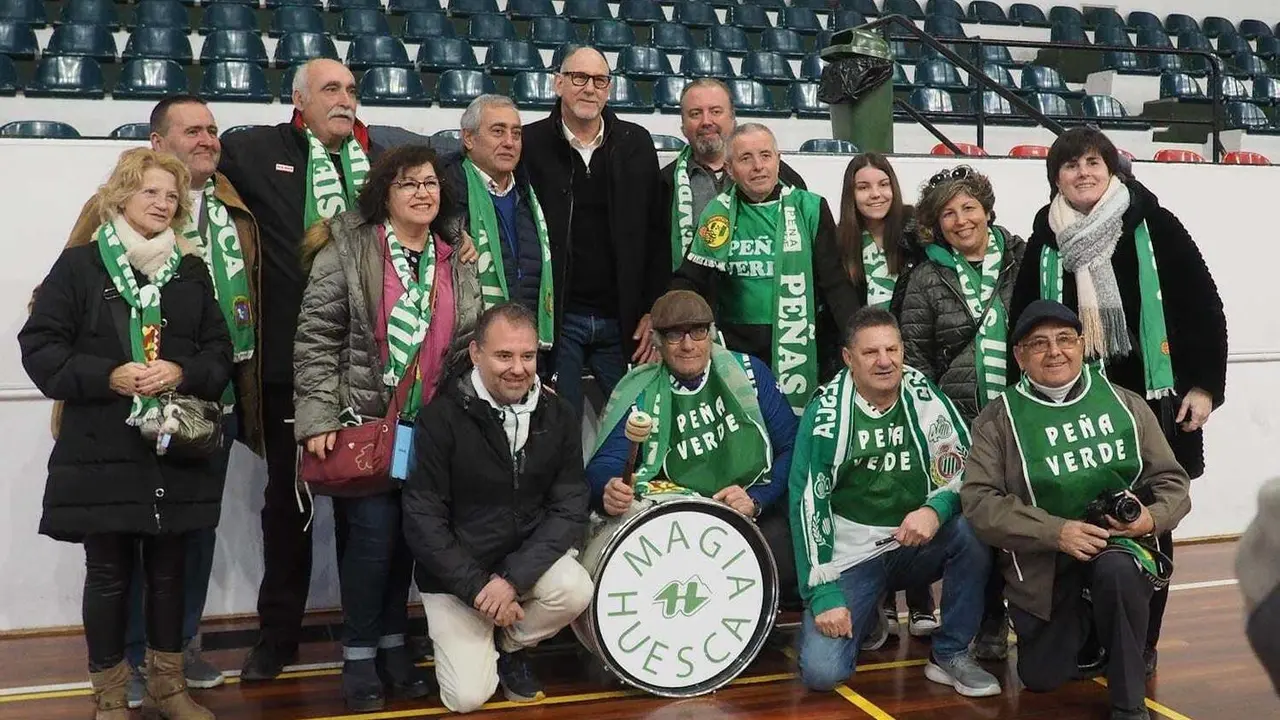 Brian Jackson, en el centro de la uimagen, fue el jugador m&aacute;s aclamado por los aficionados en el viejo pabell&oacute;n y en el Palacio de los Deportes. Foto: C.Pascual