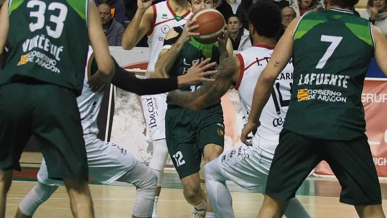 El CB Pe&ntilde;as se vio sobrepasado por un Palma con m&aacute;s recursos que el quinteto altoaragon&eacute;s. Foto: C.Pascual