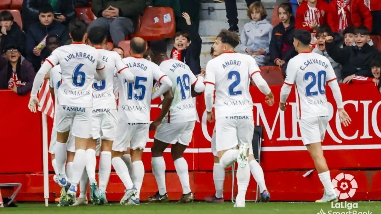Los jugadores del Huesca celebran el gol de Sielva ante el Sporting. Foto: LaLiga