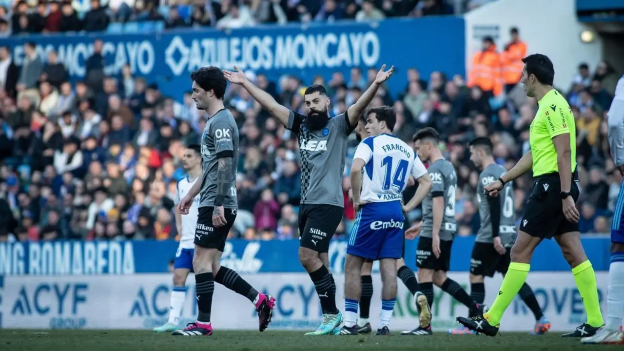 Asier Villalibre celebra su gol de cabeza en La Romareda | Foto: Deportivo Alav&eacute;s